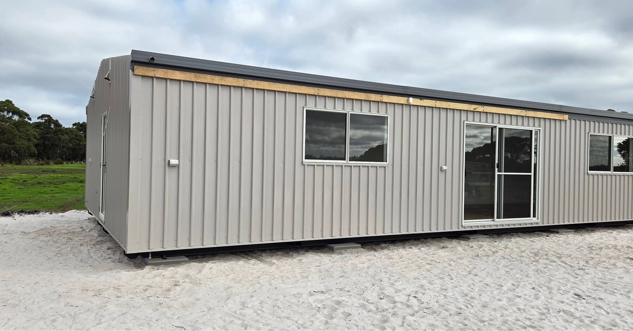 What are the advantages and disadvantages of modular homes?